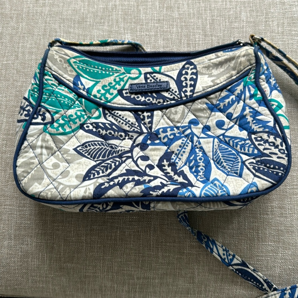 Vera Bradley crossbody quilted bag with outer side pocket & adjustable strap